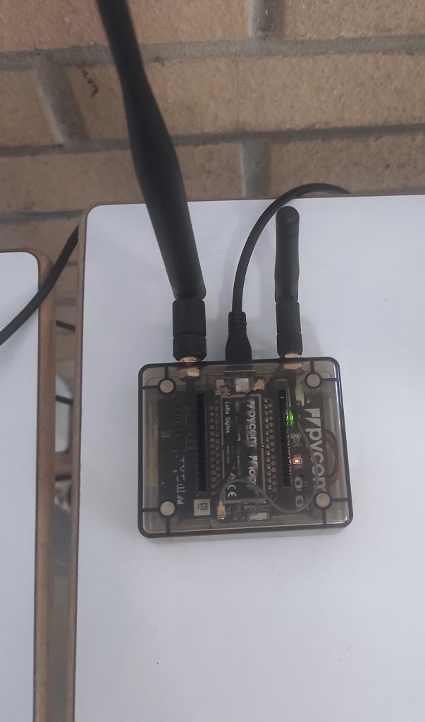 AIRMON device with antenna and cables