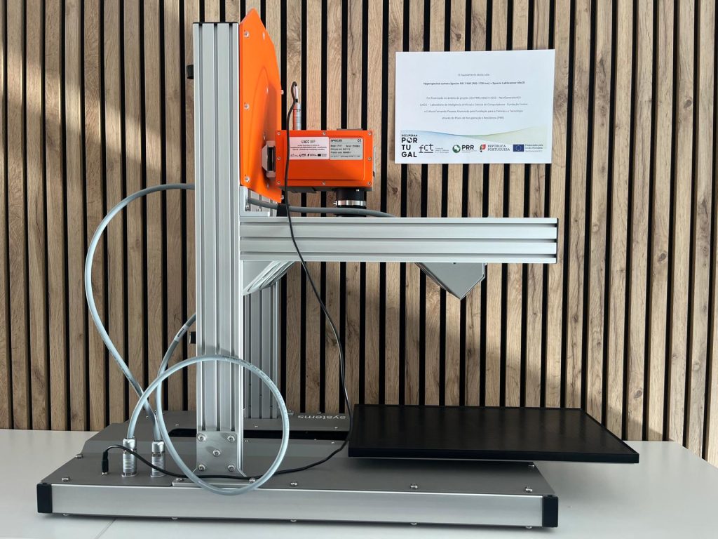 Hyperspectral camera and lab scanner acquired with PRR funding, mounted on an aluminium frame