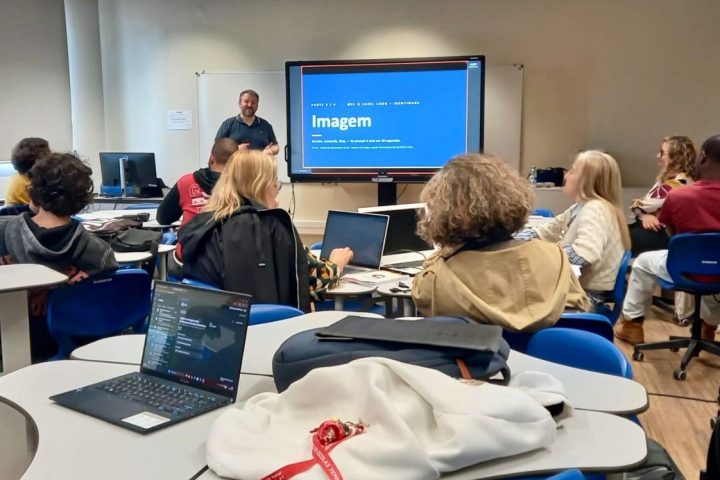Christophe Soares runs a generative AI workshop at the FrEEE fair in Tomar
