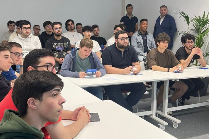 Informatics Engineering students visit Critical Manufacturing